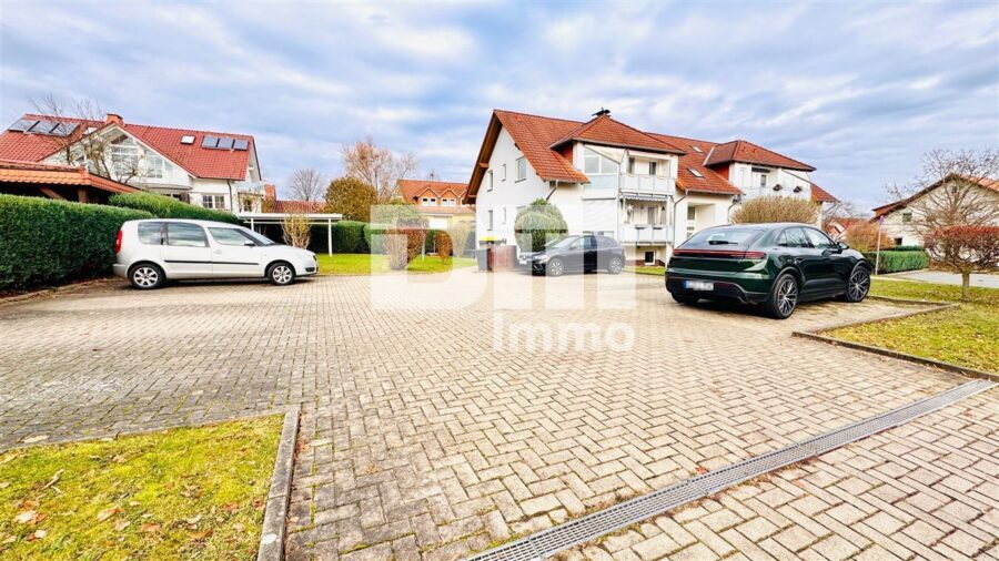 Schöne Dachgeschosswohnung mit umfangreicher Ausstattung, zwei Balkonen und Stellplatz - Stellplätze / Sondernutzung